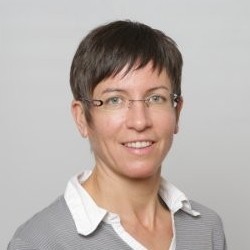 Portrait de Cécile Hue, traductrice-relectrice, dont le témoignage porte sur la formation IA pour traductaires.
