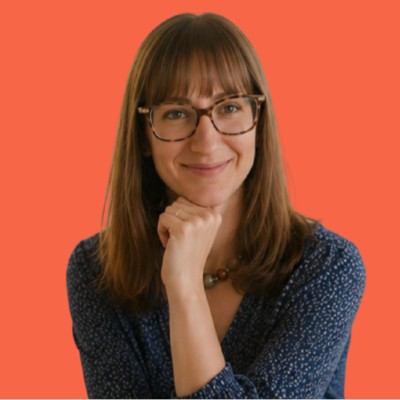 Portrait d’Harmonie Blondel Henderson, traductrice indépendante et formatrice pour les professionnels de la linguistique, dont le témoignage porte sur la formation IA pour traductaires.