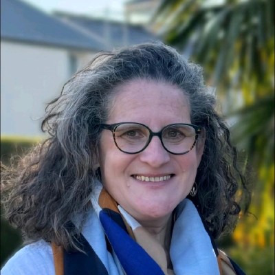Portrait de Noémie Ambroise-Launay, traductrice-interprète et rédactrice technique, dont le témoignage porte sur la formation IA pour traductaires.